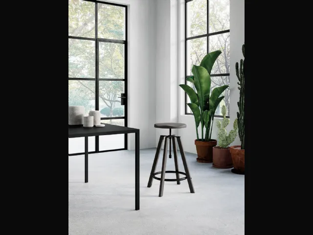Sgabello Hugo con struttura e seduta in legno con poggiapiedi e dettagli in metallo verniciato lucido grigio scuro di Arredo3