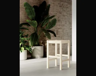 Sgabello Petit con struttura e seduta in legno laccato di Arredo3