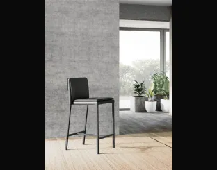 Sgabello Sandy con struttura in metallo e seduta imbottita completamente rivestita in ecopelle con poggiapiedi in metallo verniciato nero di Arredo3