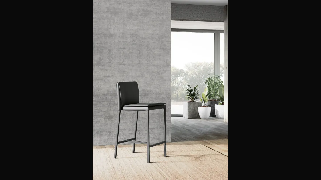 Sgabello Sandy con struttura in metallo e seduta imbottita completamente rivestita in ecopelle con poggiapiedi in metallo verniciato nero di Arredo3