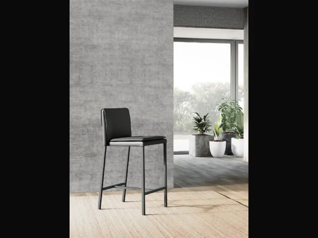 Sgabello Sandy con struttura in metallo e seduta imbottita completamente rivestita in ecopelle con poggiapiedi in metallo verniciato nero di Arredo3