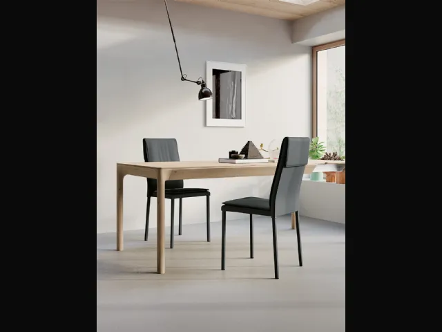 Sedia Sandy con struttura in metallo, imbottita e completamente rivestita in ecopelledi Arredo3
