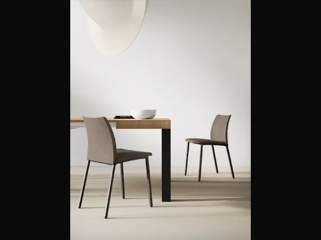 Sedia Zara Up on struttura in metallo verniciato e seduta imbottita rivestita in ecopelle di Arredo3