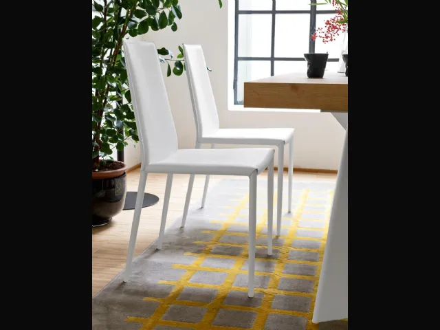 Sedia in cuoio rigenerato con struttura in metallo bianco opaco Boheme di Connubia