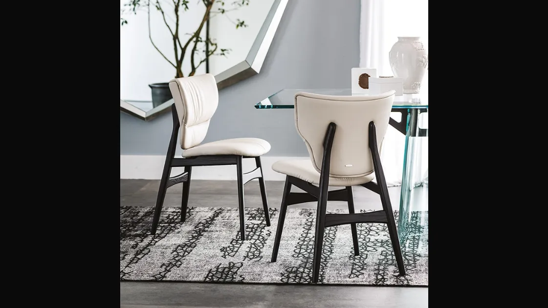 Sedia in legno con seduta e schienale in pelle Dumbo di Cattelan Italia