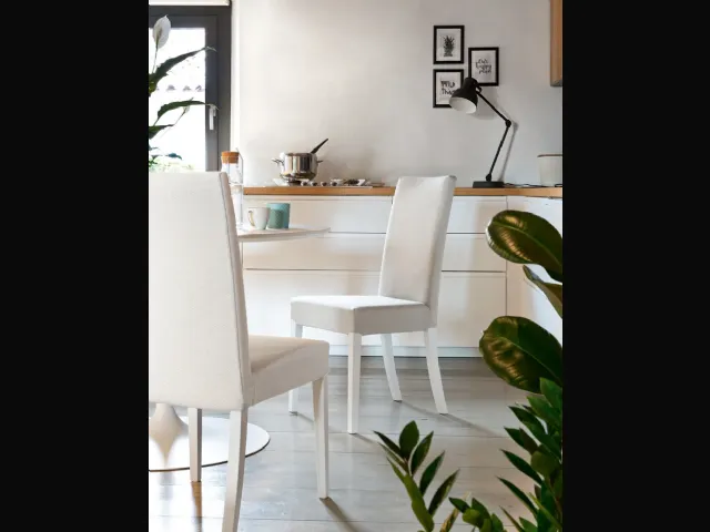 Sedia in ecopelle con struttura in faggio laccato bianco Copenaghen di Connubia