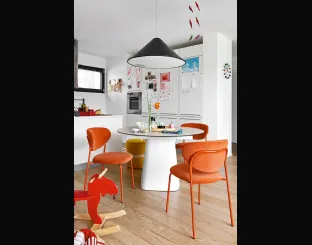 Sedia in tessuto imbottito con struttura in metallo Cozy di Connubia
