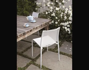 Sedia impilabile e leggera Sand Light in rete di poliestere e alluminio di Desalto