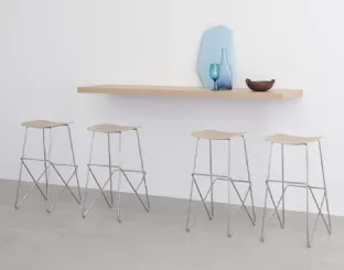 Sgabello Endless con seduta in legno di Desalto