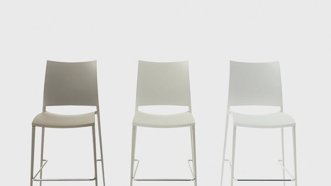 Sgabello Sand in polipropilene di Desalto