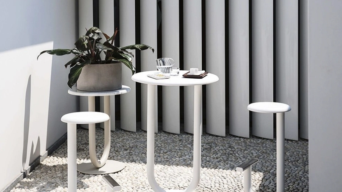 Sgabello Strong in metallo laccato di Desalto