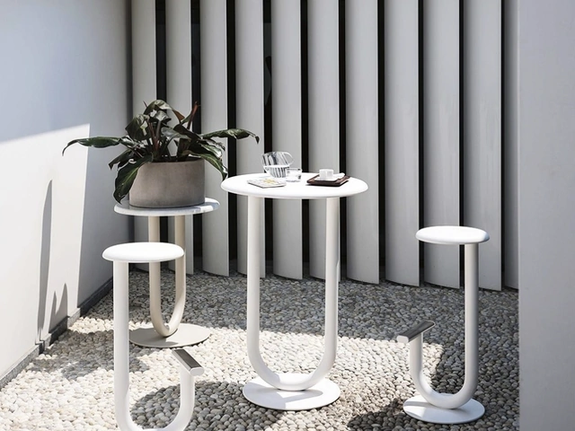 Sgabello Strong in metallo laccato di Desalto