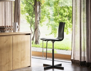 Sgabello Wok con seduta in cuoio di Desalto