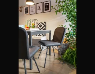 Sedia in ecopelle imbottita con struttura in metallo grigio opaco Emma di Connubia