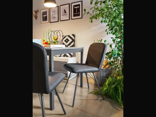 Sedia in ecopelle imbottita con struttura in metallo grigio opaco Emma di Connubia