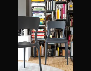 Sedia di design in polipropilene grigio opaco Helios di Connubia