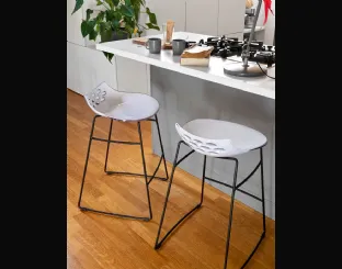 Sgabello in plastica con struttura in metallo Jam SG di Connubia