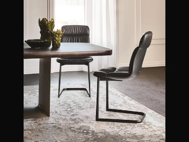 Sedia in pelle con struttura a slitta in acciaio Kelly Cantilever di Cattelan Italia