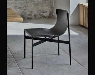 Sedia Lucrezia con struttura in acciaio laccato e monoscocca imbottita e rivestita in cuoio di Bontempi