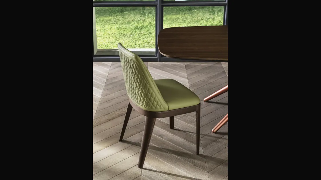 Sedia con braccioli Margot rivestita in pelle trapuntata e base in legno massello di Bontempi