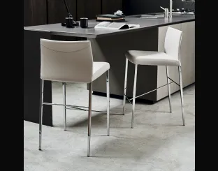 Sgabello in metallo con seduta in pelle chiara Anna di Cattelan Italia