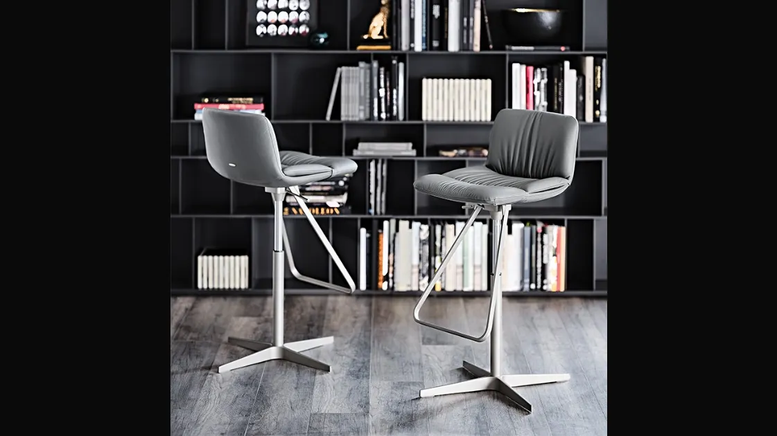 Sgabello in acciaio inox con rivestimento in pelle Axel di Cattelan Italia