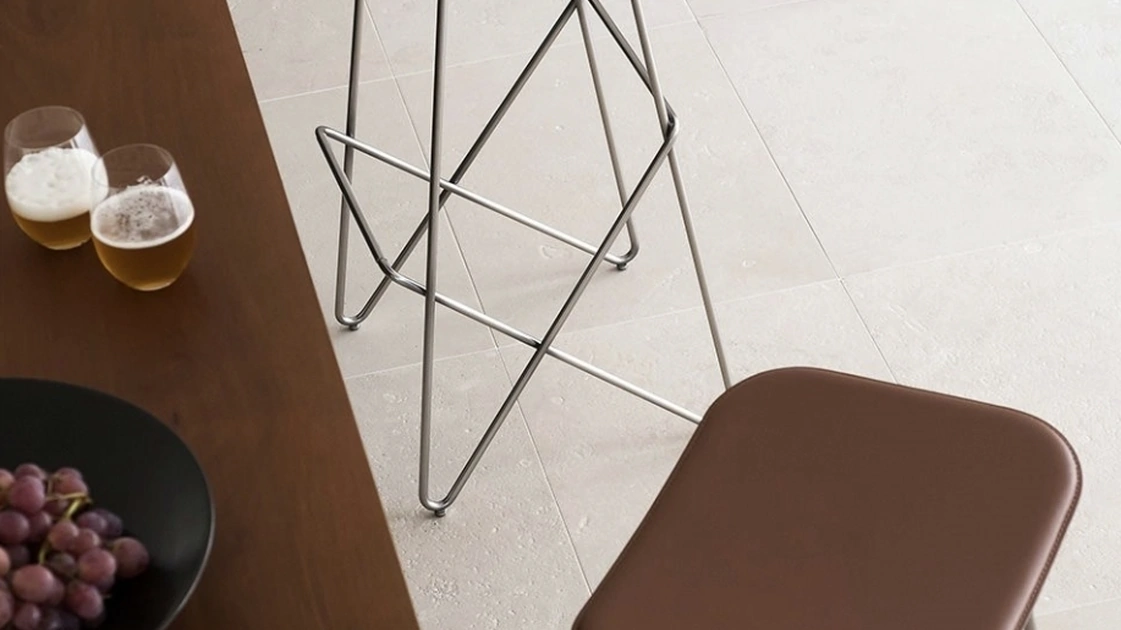 Sgabello Endless in cuoio e metallo di Desalto