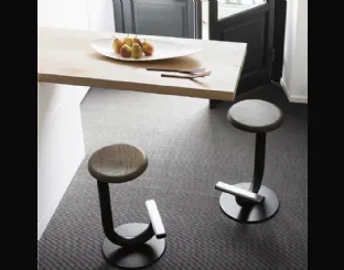 Sgabello Strong con seduta in legno di Desalto