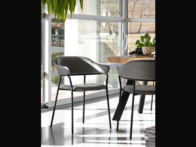Sedia in ecopelle vintage con struttura in metallo Signorina di Connubia