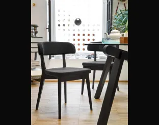 Sedia in ecopelle con struttura in legno di faggio laccato grafite Siren di Connubia