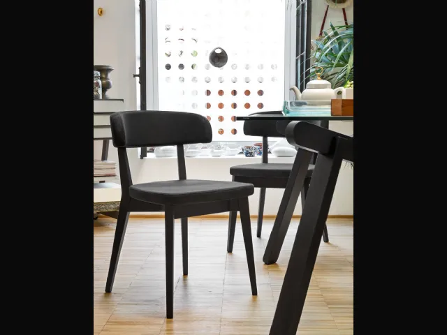 Sedia in ecopelle con struttura in legno di faggio laccato grafite Siren di Connubia