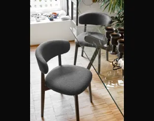 Sedia in tessuto con struttura in legno di faggio laccato grafite Talks di Connubia