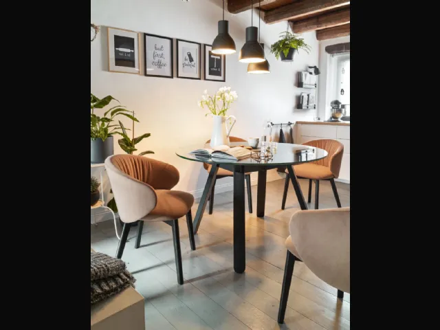 Sedia in tessuto con gambe in legno di frassino laccato grafite Tuka Soft di Connubia