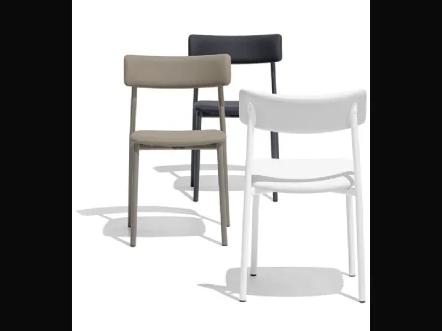 Sedia in ecopelle con struttura in metallo Up! di Connubia