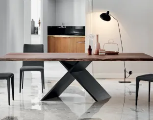 Tavolo Ax Wood con top in legno e base in metallo di Bonaldo