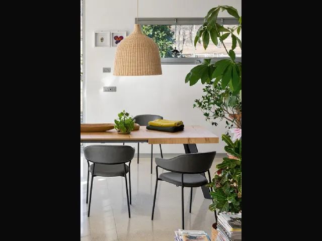 Tavolo allungabile in legno di faggio con top in nobilitato rovere naturale Bold di Connubia