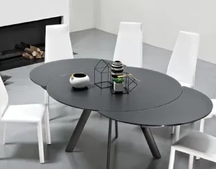 Tavolo allungabile Giro con top in cristallo antigraffio opaco e base in acciaio inox di Bontempi