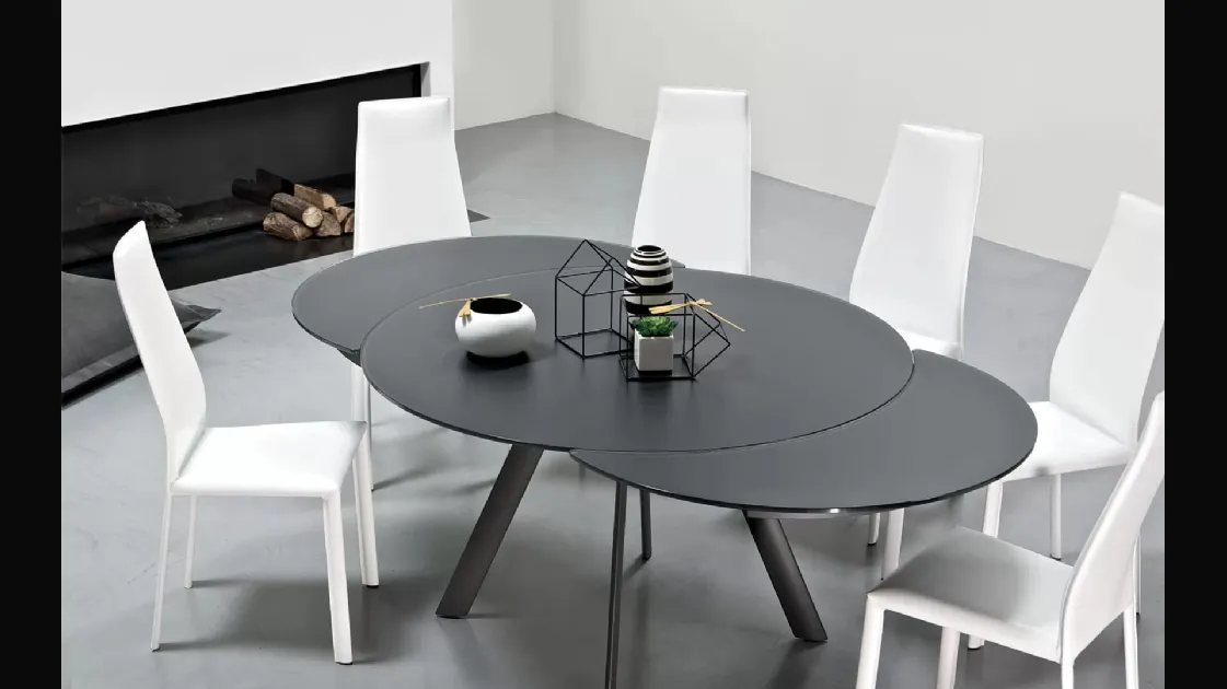 Tavolo allungabile Giro con top in cristallo antigraffio opaco e base in acciaio inox di Bontempi