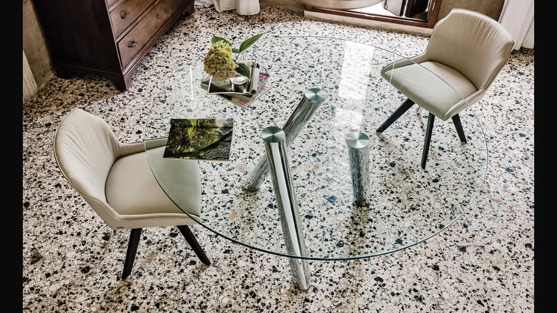 Tavolo rotondo con tre gambe in acciaio tubolare e piano in cristallo Ray di Cattelan Italia