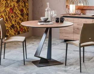 Tavolo rotondo con piano in legno e base in acciaio Roger di Cattelan Italia