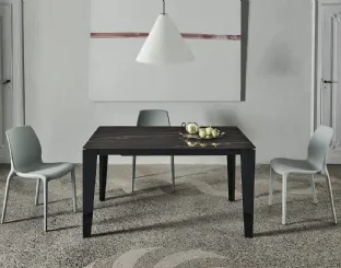 Tavolo allungabile Cruz XXL con top in SuperMarmo e base in acciaio laccato di Bontempi