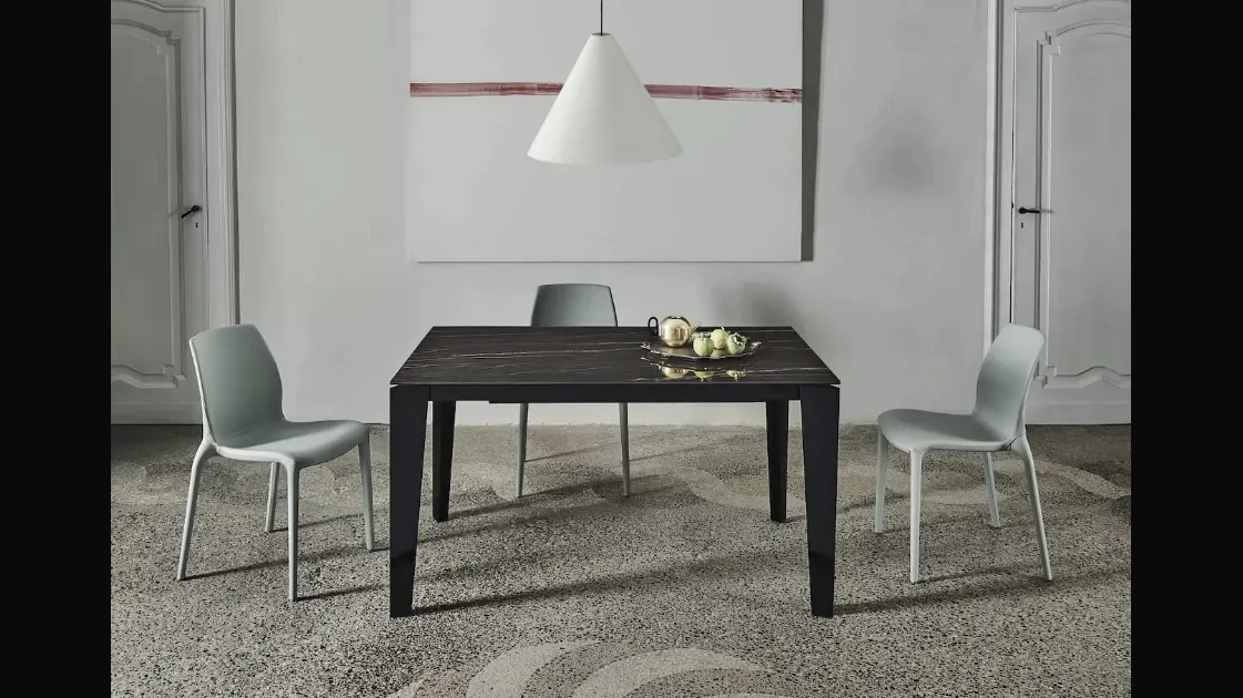 Tavolo allungabile Cruz XXL con top in SuperMarmo e base in acciaio laccato di Bontempi