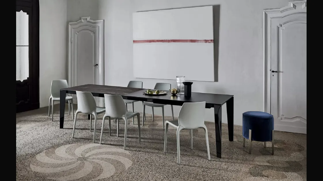 Tavolo allungabile Cruz XXL con top in SuperMarmo e base in acciaio laccato di Bontempi