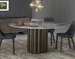 Tavolo Dorian Table con top in marmo e base in poliuretano finitura bronzo spazzolato di Bonaldo