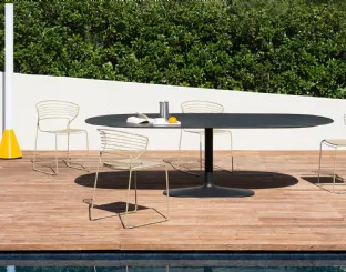 Tavolo indoor e outdoor Ellis con base in ghisa e top in ceramica di Desalto