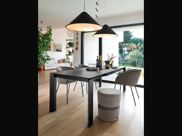 Tavolo allungabile con top in ceramica stone e base in metallo nero opaco Gate di Connubia