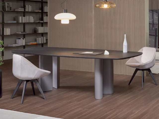 Tavolo Geometric Table con top in legno e base in metallo di Bonaldo