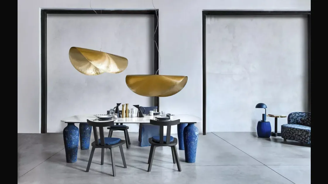 Tavolo Moon 33 in marmo bianco di Carrara e ceramica blu di Gervasoni