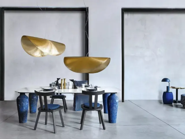 Tavolo Moon 33 in marmo bianco di Carrara e ceramica blu di Gervasoni