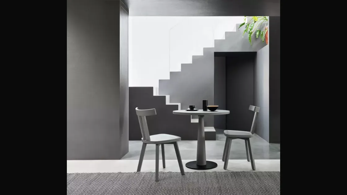 Tavolo Gray 39 in massello di noce laccato di Gervasoni